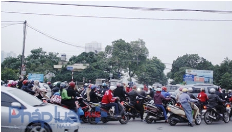 Cảnh tắc đường đoạn Giải Ph&oacute;ng giao với đường Nguyễn Hữu Thọ.