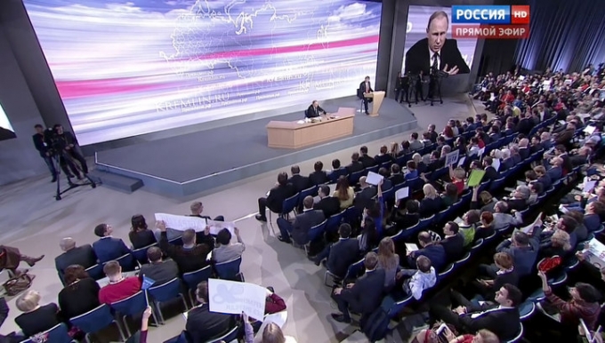 To&agrave;n cảnh cuộc họp b&aacute;o của Tổng thống Putin ng&agrave;y 17/12. (Ảnh: Vesti.ru)
