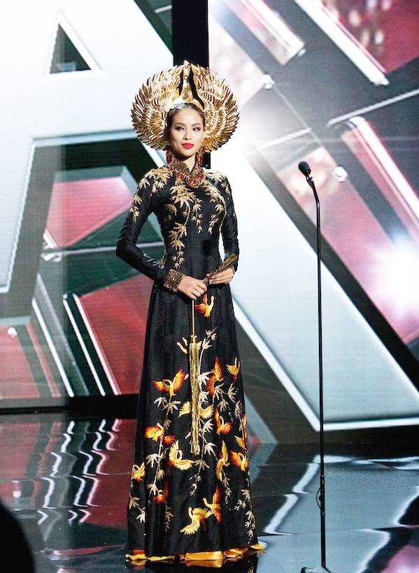 Trang phục d&acirc;n tộc đầy ấn tượng của Việt Nam tại Hoa hậu ho&agrave;n vũ 2015. Ảnh: Internet