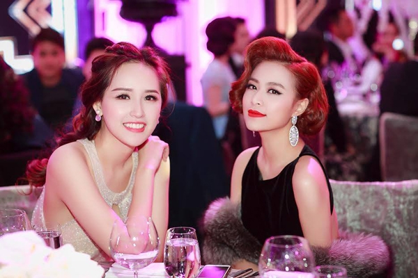 Hai người đẹp nổi tiếng của showbiz Việt so k&egrave; nhan sắc. Ảnh: Internet