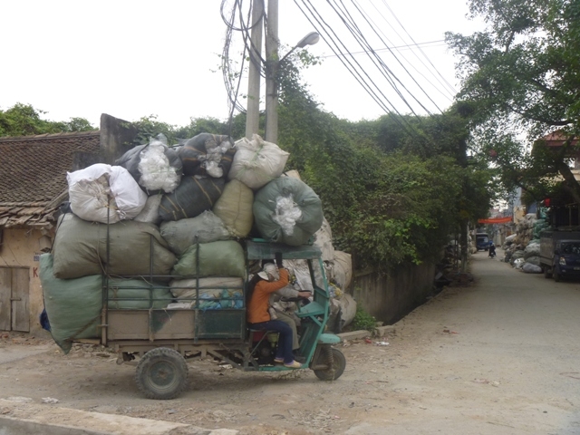 Chốc chốc lại thấy những chiếc xe công nông tự chế cõng rác về làng