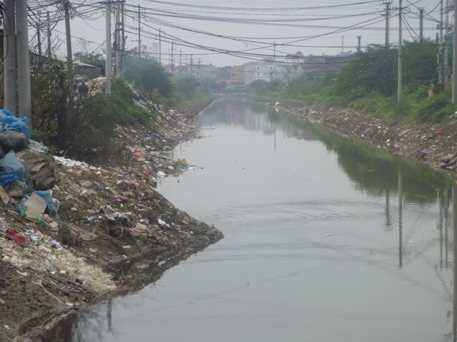 Kênh mương ở làng Minh Khai đều bị ô nhiễm nặng