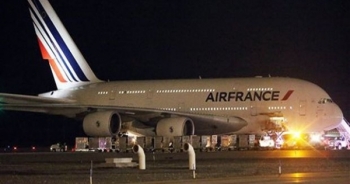 Nóng: Phát hiện bom hẹn giờ trên máy bay Pháp
