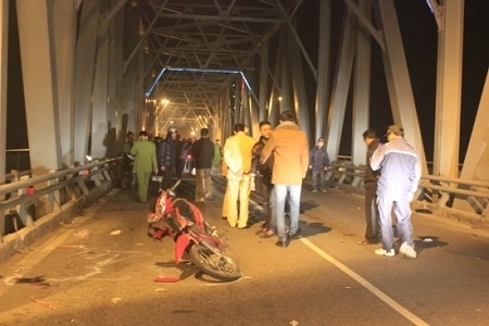 Xe máy đối đầu trên cầu, 2 người chết