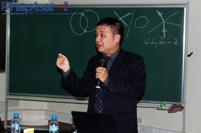 GS&nbsp;Nguyễn Hữu Việt Hưng giới thiệu về T&ocirc;p&ocirc; học.&nbsp;(Ảnh: Đức Bi&ecirc;n)