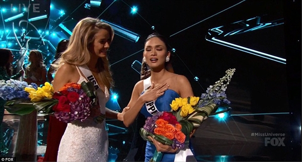 Hoa hậu Philippines chưa hết bất ngờ bởi sự cố trao giải nhầm n&agrave;y. Ảnh: Dailymail