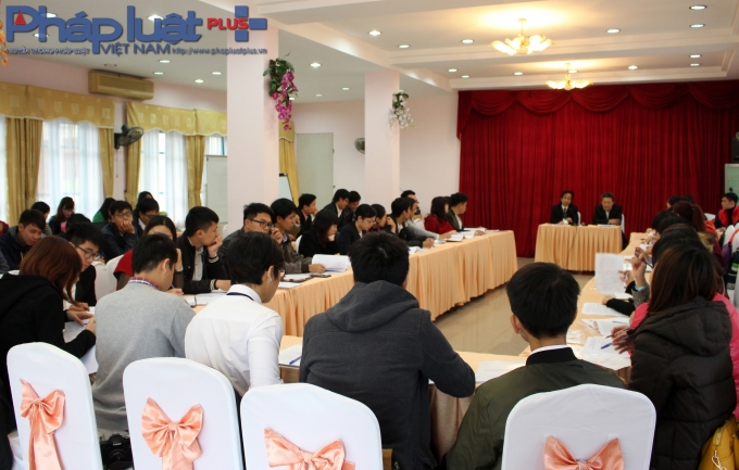 PGS TS Nguyễn L&acirc;n Trung điều khiển Tổ thảo luận về