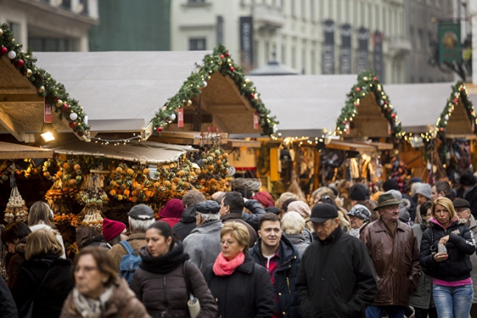 Tại Budapest (Hungary), những hội chợ truyền thống dịp Gi&aacute;ng sinh thu h&uacute;t rất nhiều người d&acirc;n. Tại đ&acirc;y, người ta sẽ mua những m&oacute;n qu&agrave; tặng cho người th&acirc;n trong dịp lễ trọng đại nhất trong năm 2015. (Ảnh: AP)