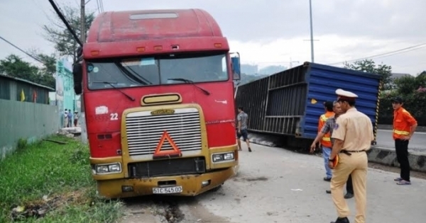 TP Hồ Chí Minh: Hiện trường vụ xe container gây “náo loạn” Quốc lộ