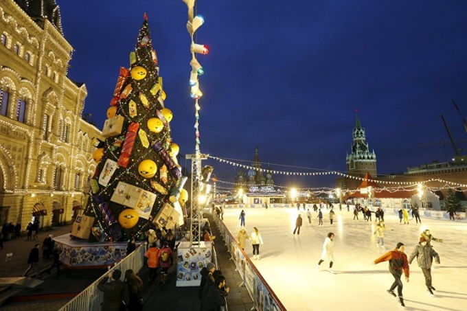 Tại Quảng trường Đỏ của Moscow, một s&acirc;n trượt băng lớn được dựng l&ecirc;n cho người d&acirc;n vui chơi. Cạnh s&acirc;n băng n&agrave;y l&agrave; một c&acirc;y th&ocirc;ng Gi&aacute;ng sinh lớn v&agrave; một hội chợ năm mới. (Ảnh: Reuters)