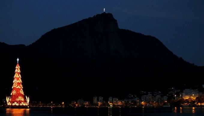 C&acirc;y th&ocirc;ng Gi&aacute;ng sinh nằm trong khung cảnh thi&ecirc;n nhi&ecirc;n tuyệt đẹp ở Rio de Janeiro, Brazil. (Ảnh: Reuters)