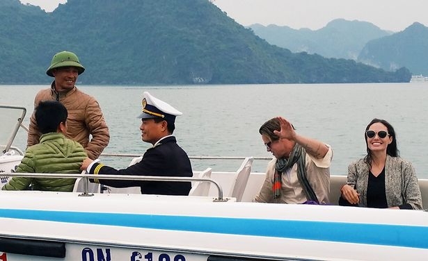 Angelina Jolie v&agrave; Brad Pitt thăm Hạ Long.&nbsp;(Ảnh: Mirror)