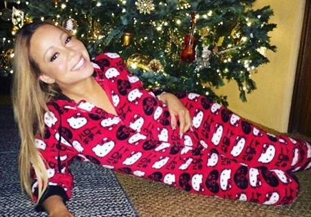 Mariah Carey khoe dáng độc dưới cây thông Noel