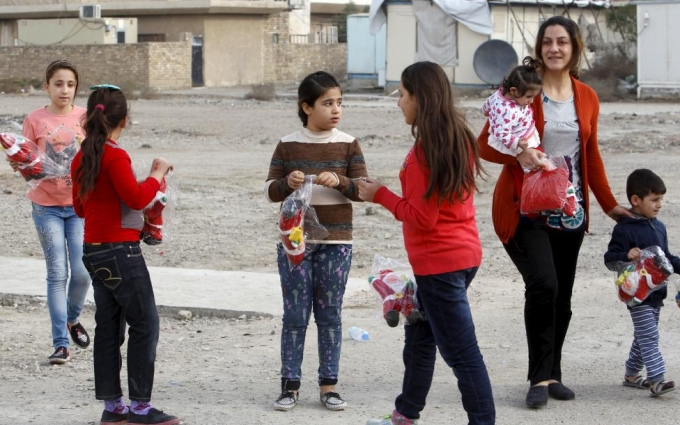 Niềm vui nhỏ của những trẻ em Iraq trong m&ugrave;a Gi&aacute;ng sinh 2015.  (Ảnh: Reuters)