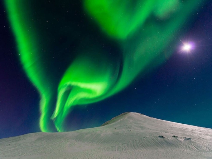 Bắc cực quang lộng lẫy tr&ecirc;n bầu trời Iceland dưới &aacute;nh trăng s&aacute;ng tạo khung cảnh thần ti&ecirc;n. Ảnh:&nbsp;Andrew George.