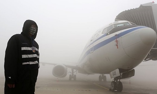 Kh&oacute;i bụi v&agrave; sương m&ugrave; d&agrave;y đặc khiến hớn 200 chuyến bay bị ảnh hưởng tại Bắc Kinh. (Ảnh: News.com.au)