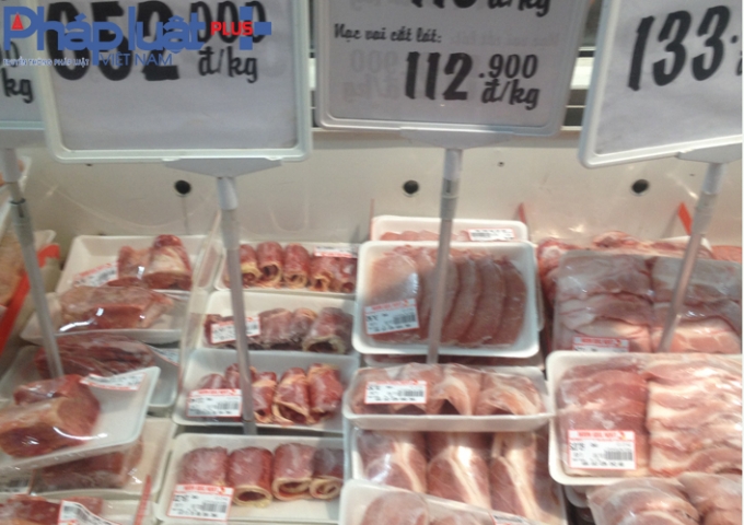Thịt tr&acirc;u ngoại gi&aacute; rẻ chiếm ưu hơn so thịt nội.