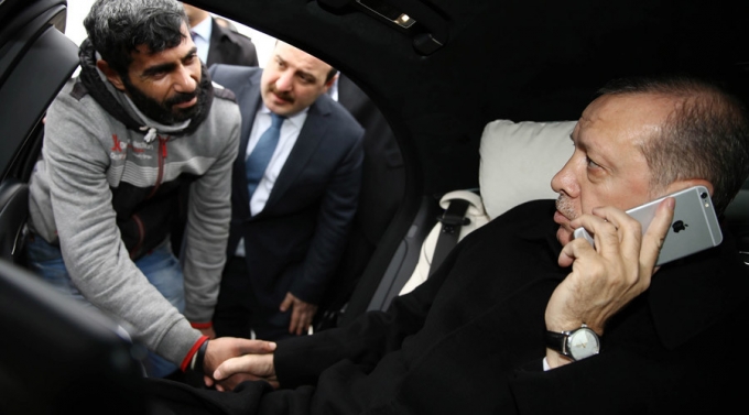 Tổng thống Thổ Nhĩ Kỳ Recep Erdogan v&agrave; người đ&agrave;n &ocirc;ng được cứu tho&aacute;t khỏi vụ nhảy cầu tử tự. (Ảnh: AFP)
