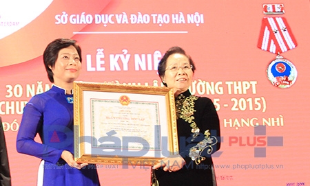 Ph&oacute; Chủ tịch nước Nguyễn Thị Doan trao tặng bằng khen cho thầy v&agrave; tr&ograve; trường Ams. Ảnh: Loan Bảo.