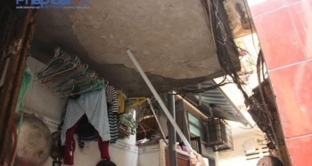 Chỉ có ở Hà Nội:Ở biệt thự, 7 người sống trong căn gác 5m2