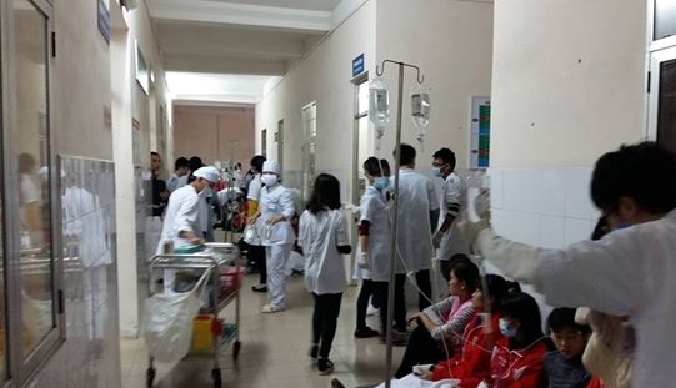 Đội ngũ y b&aacute;c sĩ tại bệnh viện Việt Tiệp được huy động tối đa để cấp c&aacute;c c&ocirc;ng nh&acirc;n nghi bị ngộ độc.