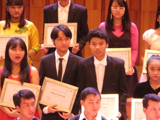 Con trai pa Thanh Lam v&agrave; nhạc sĩ Quốc Trung l&agrave; một trong những học sinh xuất sắc nhận học bổng n&agrave;y.