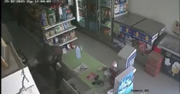 Clip: Phẫn nộ trộm cướp quá manh động tại cửa hàng tạp hóa