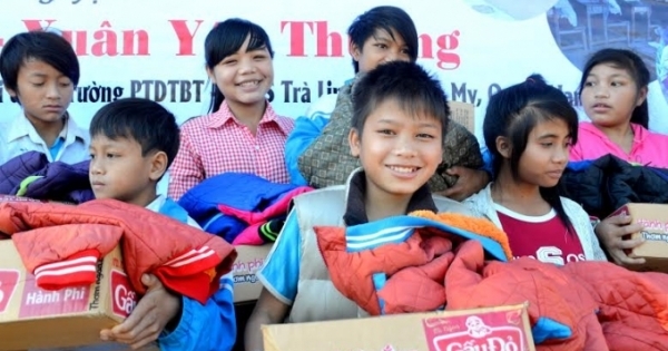 Sinh viên Đà Nẵng mang mùa đông ấm áp đến trẻ em vùng cao