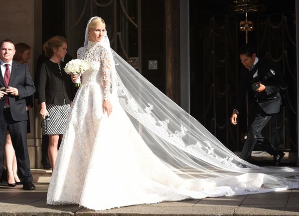 Nicky Hilton xuất hiện lộng lẫy trong ng&agrave;y cưới của m&igrave;nh khi diện một thiết kế đắt gi&aacute; đến từ thương hiệu&nbsp;Valentino. Ảnh: Internet