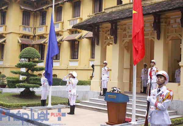 Trang nghi&ecirc;m tại lễ thượng cờ ASEAN