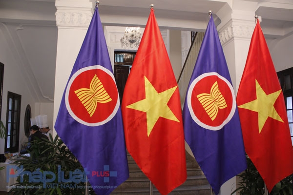 Cờ ASEAN v&agrave; cờ Việt Nam Ảnh: Như Trường.
