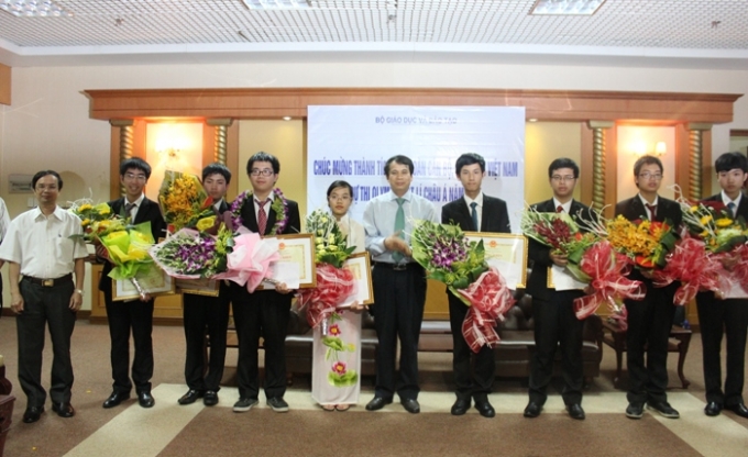 Thứ trưởng Bộ GD - ĐT Phạm Mạnh H&ugrave;ng trao bằng khen cho 8 học sinh đạt giải cuộc thi Olympic Vật l&yacute; Ch&acirc;u &Aacute; năm 2015 (Ảnh: Vtc.vn)