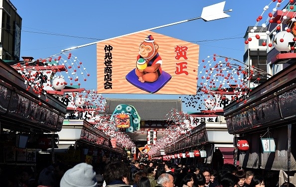 Đền Sensoji ở Nakamise, Nhật Bản được trang tr&iacute; rực rỡ trước dịp năm mới. Theo 12 con gi&aacute;p, năm tới sẽ l&agrave; năm con khỉ. Người d&acirc;n Nhật Bản treo h&igrave;nh một ch&uacute; khỉ để ch&agrave;o đ&oacute;n 2016.