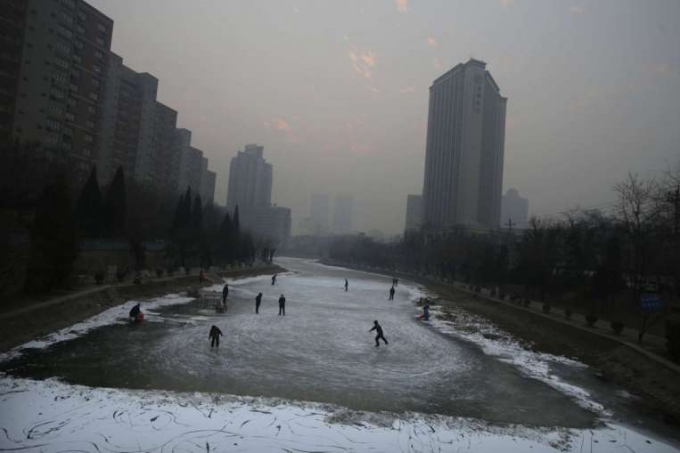 Trời Bắc Kinh mịt mờ &ocirc; nhiễm h&ocirc;m 29/12. Ảnh: Reuters.