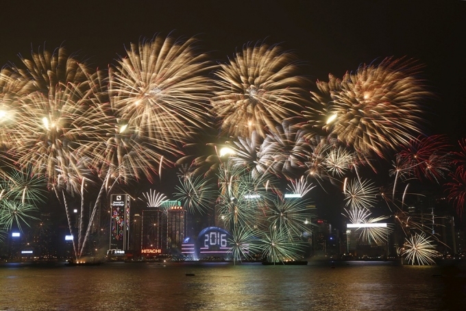 Tr&igrave;nh diễn ph&aacute;o hoa tại Cảng Victoria, Hong Kong, trong thời khắc giao thừa đ&oacute;n năm mới 2016. Ảnh:&nbsp;Reuters.