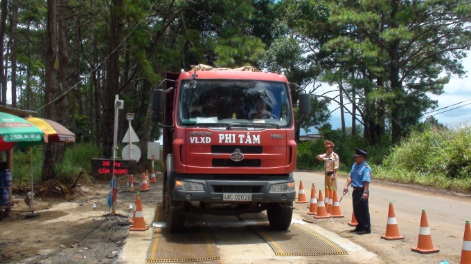 Kiểm tra trọng tải xe &ocirc; t&ocirc; ben chở c&aacute;t tại Trạm c&acirc;n số 56 x&atilde; Quảng Sơn, Đăk Glong