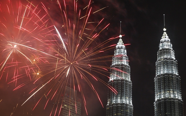 Malaysia cũng ch&agrave;o đ&oacute;n năm mới bằng những m&agrave;n ph&aacute;o hoa rực trời. (Ảnh: Telegraph)