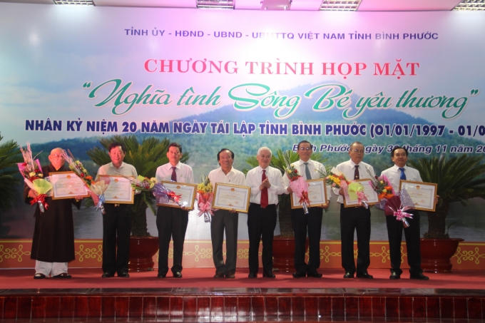 B&iacute; thư Tỉnh ủy Nguyễn Văn Lợi trao bằng khen của Chủ tịch UBND tỉnh cho c&aacute;c tập thể.