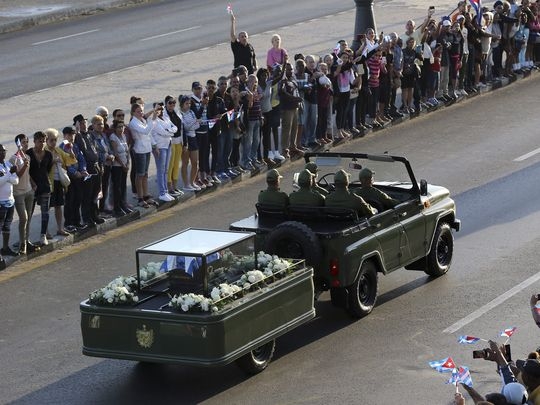 Theo Reuters, tr&ecirc;n đường xe tang đi qua, người d&acirc;n Cuba đ&atilde; giơ cao di ảnh của &ocirc;ng v&agrave; vẫy quốc kỳ v&agrave; h&ocirc; to &ldquo;Fidel&rdquo;, &ldquo;Fidel&rdquo;. (Ảnh:&nbsp;EPA)