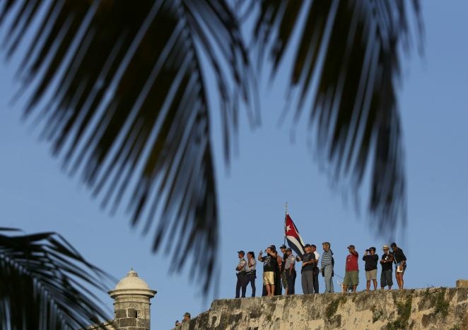 Người d&acirc;n Cuba cầm quốc kỳ tiễn biệt l&atilde;nh tụ Fidel Castro. (Ảnh: Reuters)