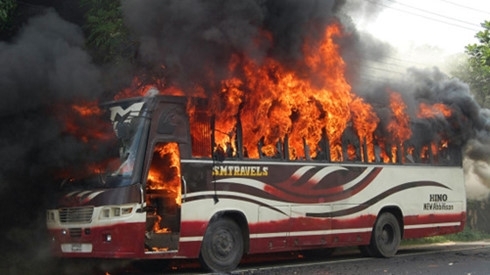Hà Nội: Xe khách 16 chỗ bất ngờ bốc cháy dữ dội