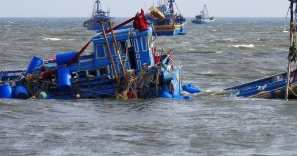 Nghệ An: Tàu cá chở 18 ngư dân gặp nạn trên biển