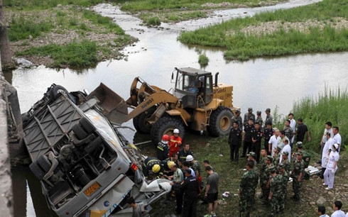 18 người đ&atilde; thiệt mạng trong một vụ tai nạn xe bu&yacute;t kinh ho&agrave;ng ở Hồ Bắc, Trung Quốc. (ảnh: Reuters).