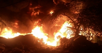 Video: Lại cháy lớn ở Nam Từ Liêm - Hà Nội, lửa đang thiêu rụi 3 xưởng chế biến nhựa