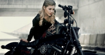 Ngắm thiếu nữ Hà thành đọ dáng với Harley Davidson Iron 883