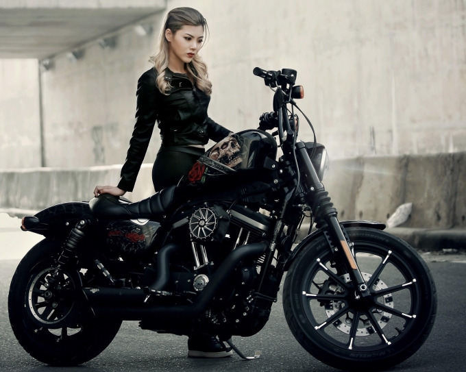 Ngắm thiếu nữ H&agrave; th&agrave;nh đọ d&aacute;ng với Harley Davidson Iron 883