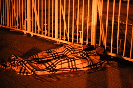 Nhiều người mang chăn v&agrave; ngủ ngay trước cổng s&acirc;n Mỹ Đ&igrave;nh chờ mua v&eacute;.