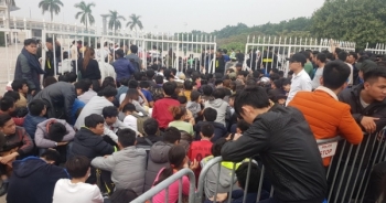 Hàng nghìn người chen lấn, xô đẩy mua vé trận Việt Nam - Indonesia