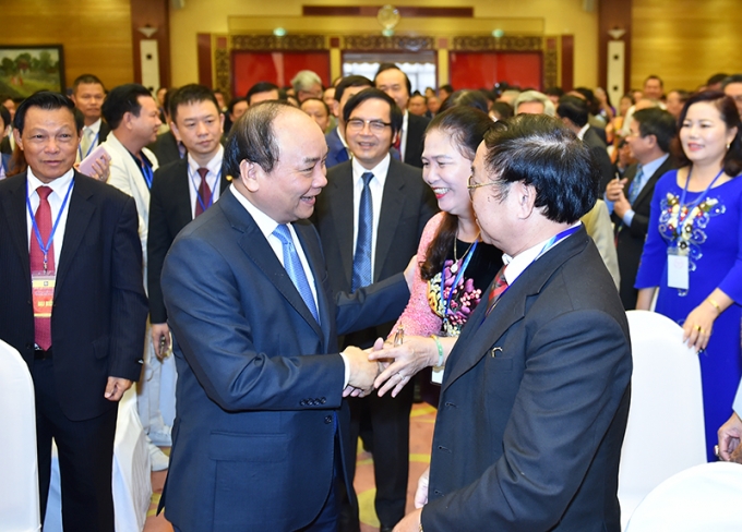 Thủ tướng Nguyễn Xu&acirc;n Ph&uacute;c thăm hỏi c&aacute;c đại biểu tham dự Đại hội.