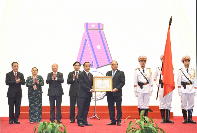 &nbsp;Thủ tướng trao Hu&acirc;n chương Độc lập hạng Ba cho Hiệp hội DNNVV Việt Nam.